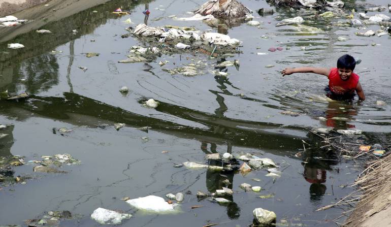  Un niño juega en un canal de riego contaminado en Jammu, capital de invierno de la Cachemira india, hoy, 22 de marzo de 2017, el Día Mundial del Agua