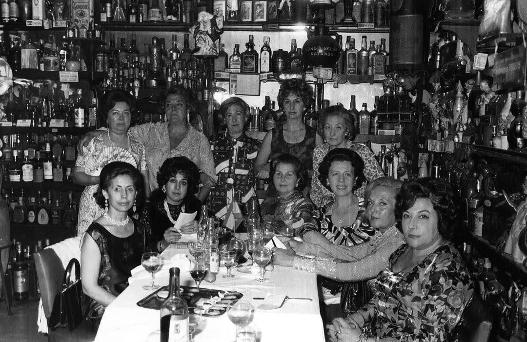 En el bar Chicote de Madrid. De pie, de izquierda a derecha: Gloria Calvo, mujer sin identificar, Adelaida las Santas, mujer sin identificar y Carolina D´Antin. Sentadas: Felisa Sanz, María Paz Viloria, Marisa Chicote, Lola P. Quincoces, mujer sin identificar y Acacia Uceta