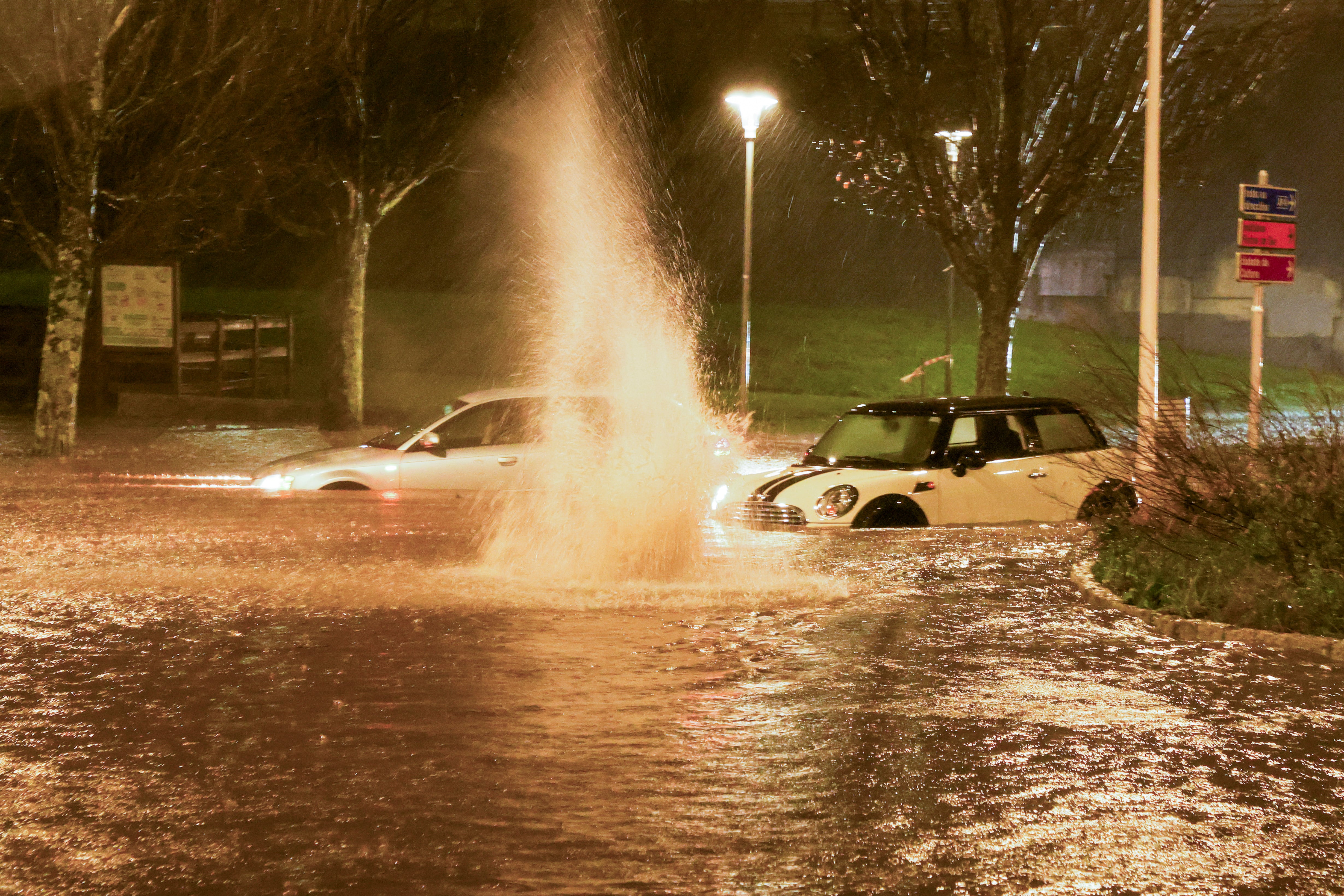 SANTIAGO DE COMPOSTELA, 08/01/2025.- La lluvia ha dejado balsas de agua a primera hora de la mañana en varios puntos de Santiago de Compostela debido al fuerte temporal que está pasando desde primera hora de la mañana por Galicia. EFE/Xoán Rey
