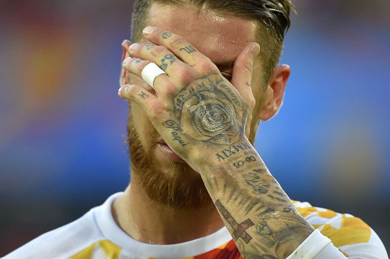 El internacional español Sergio Ramos, con el dorso de la mano totalmente tatuado.