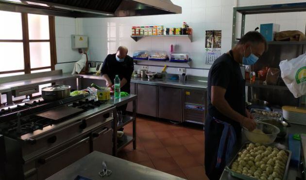 Imagen de las cocinas del Restaurante Casa Palacio. Unas cocinas que tienen al frente al chef, Borja Martín