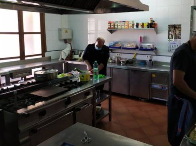 Imagen de las cocinas del Restaurante Casa Palacio. Unas cocinas que tienen al frente al chef, Borja Martín
