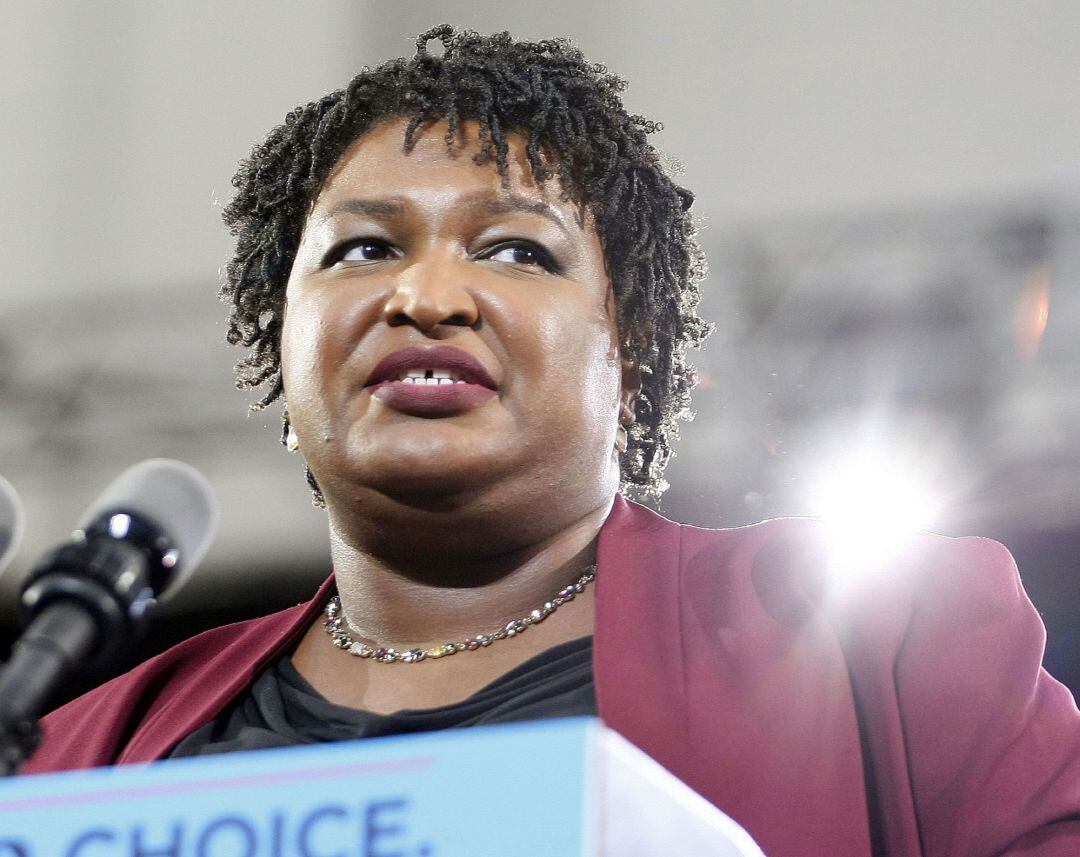 La candidata Stacey Abrams en un acto junto a Barack Obama en Atlanta, Georgia