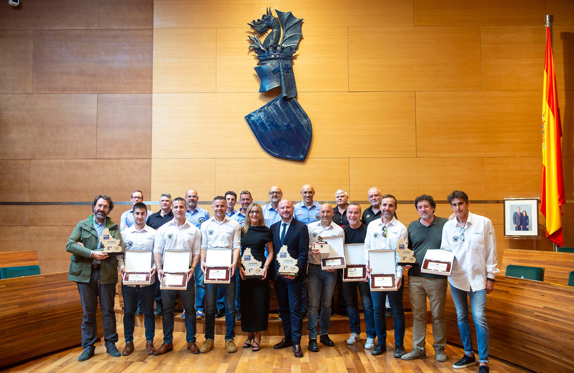 El equipo de rescate de bomberos de Gandia en la recepción de la Diputación.