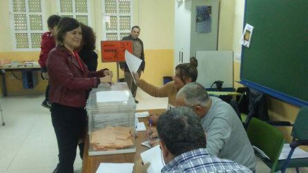 Laura Berja depositando su voto en las urnas del colegio Los Marqueses