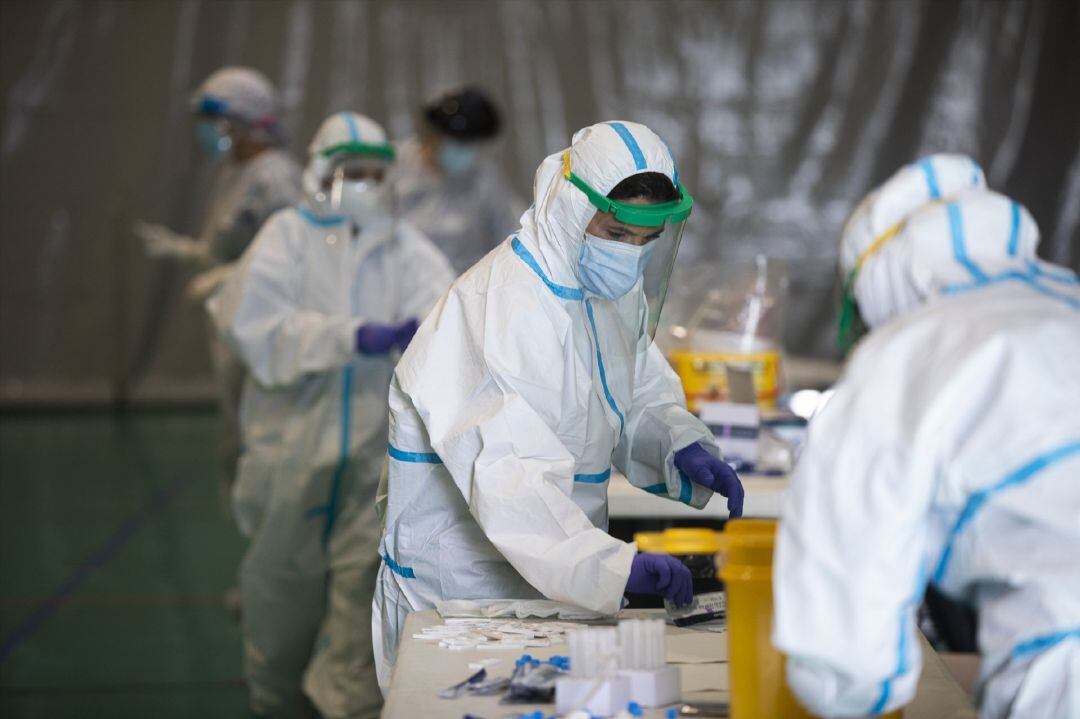 Sanitarios trabajando durante las pruebas de cribado de covid-19 con test de antígenos en pabellones deportivos