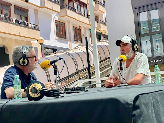 El irundarra Gari Garaialde, a la derecha, es uno de los responsables de la exposición