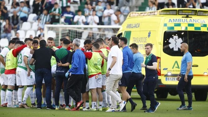 Los jugadores del Córdoba rodean al jugador serbio