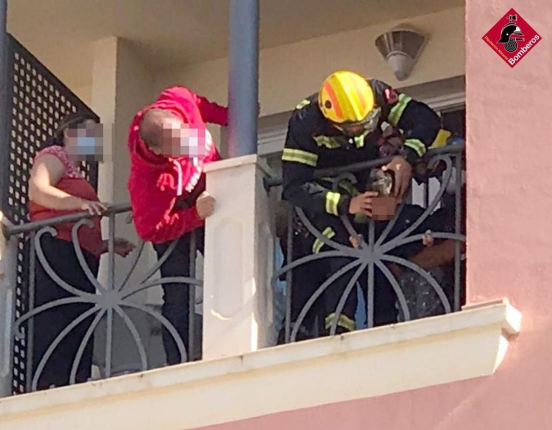 Bomberos auxilian a un niño de dos años con la cabeza atrapada en la barandilla de un hotel de Mutxamel