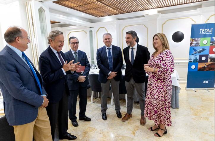 El presidente y el director general de TEDAE charlan con el presidente y directora General de SAES, el director de Estrategia de Navantia y con el presidente de AEMIN