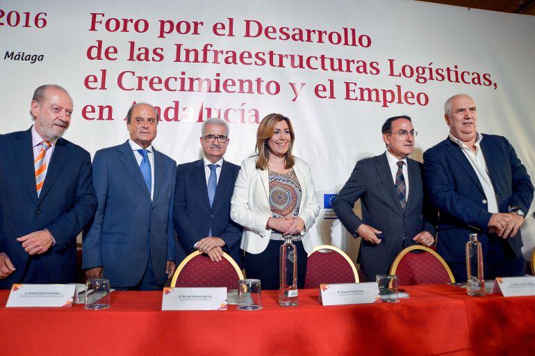 Susana Díaz (centro) en el Foro Logística Antequera