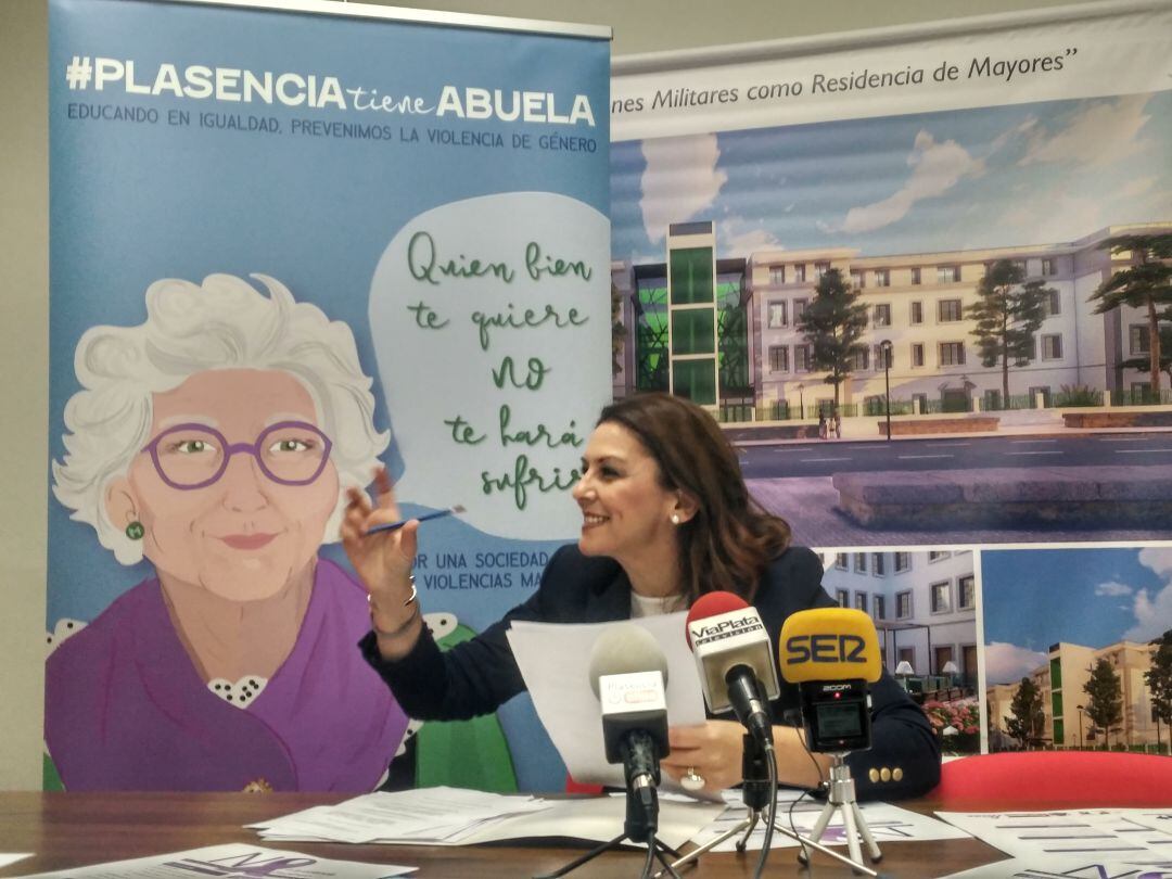 María Teresa Díaz, concejala de Igualdad, durante la presentación de la campaña de Plasencia tiene abuela