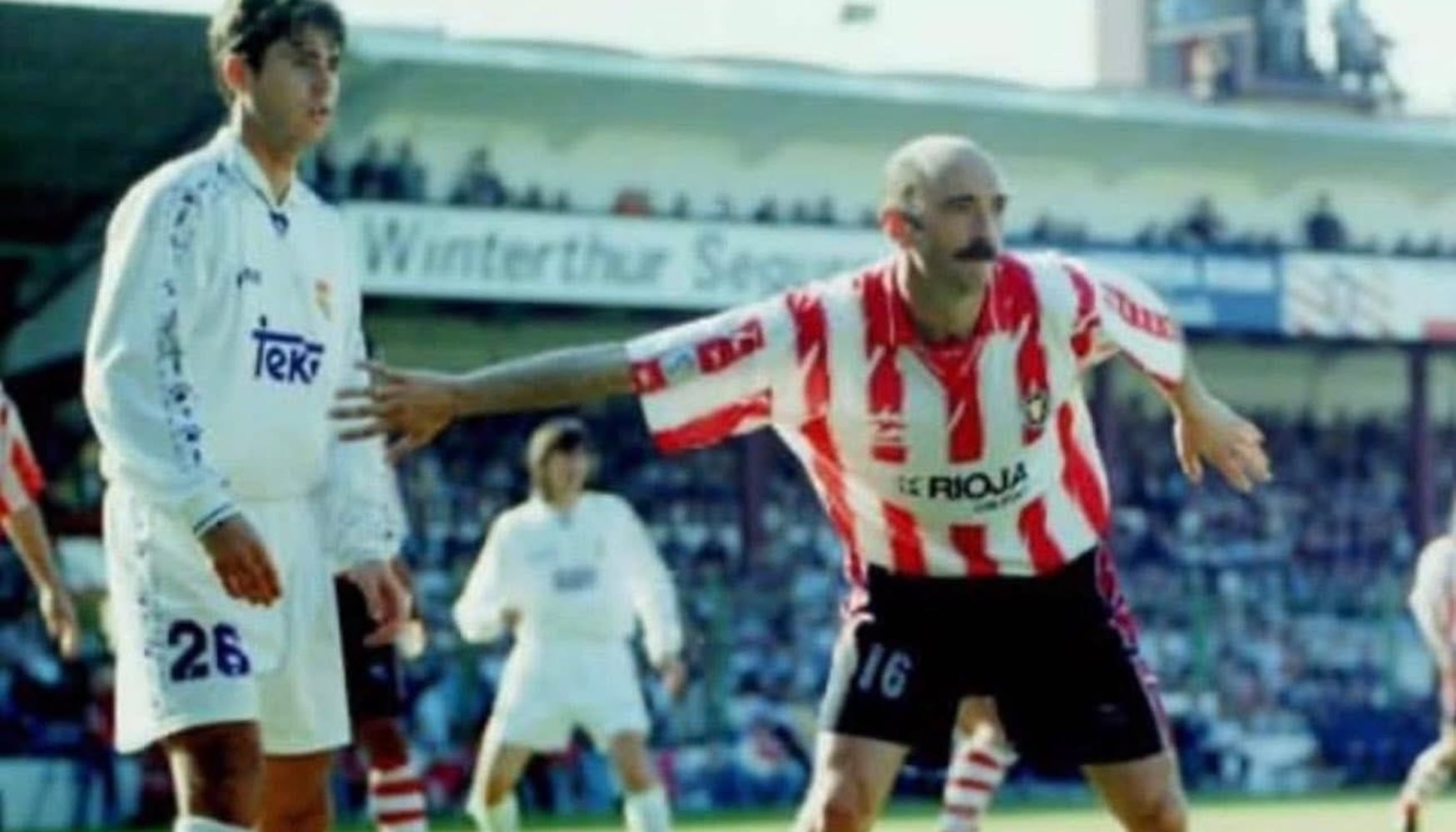 'Tato' Abadía marca a Víctor Sánchez del Amo en un CD Logroñés-Real Madrid