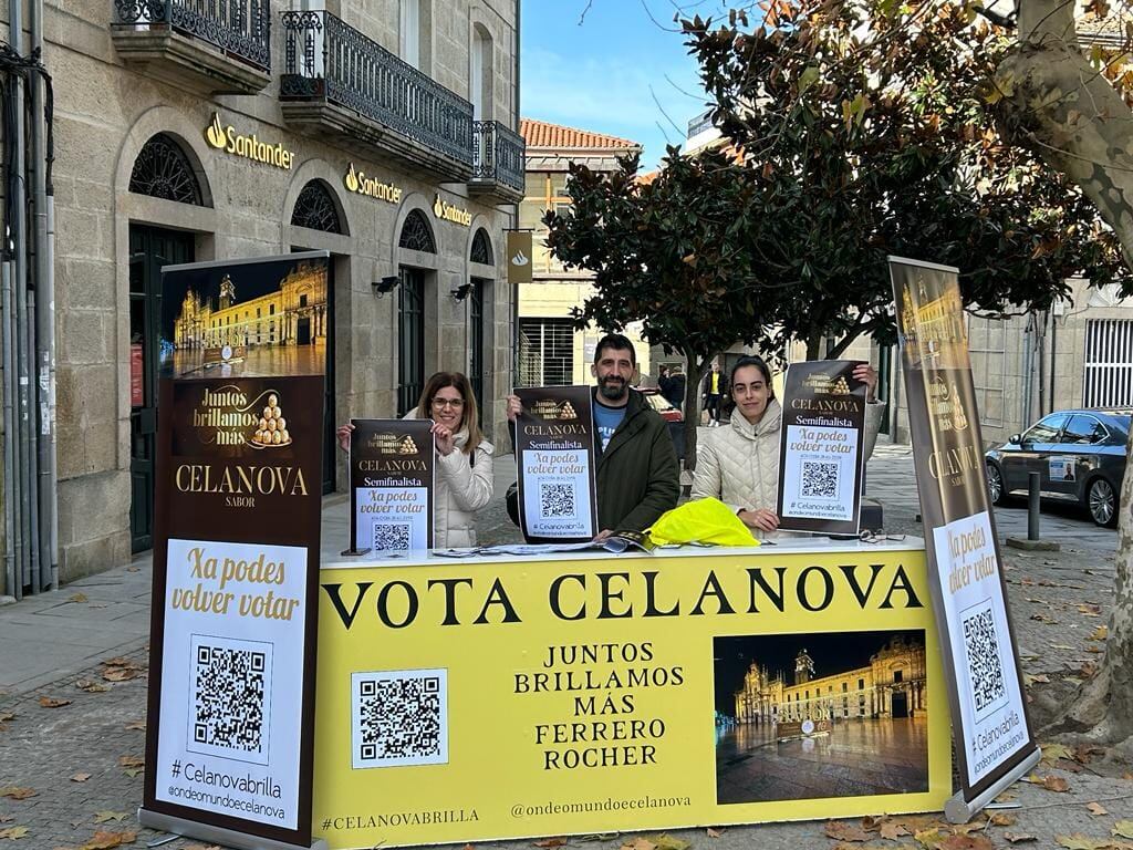 Voluntarios del Concello de Celanova informando sobre el concurso