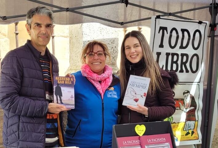 Armando Rodera, con la escritora arandina Miriam Cardizales y Nuria Blanco, empleada de Todo Libro, en el centro