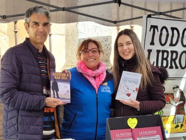 Armando Rodera, con la escritora arandina Miriam Cardizales y Nuria Blanco, empleada de Todo Libro, en el centro