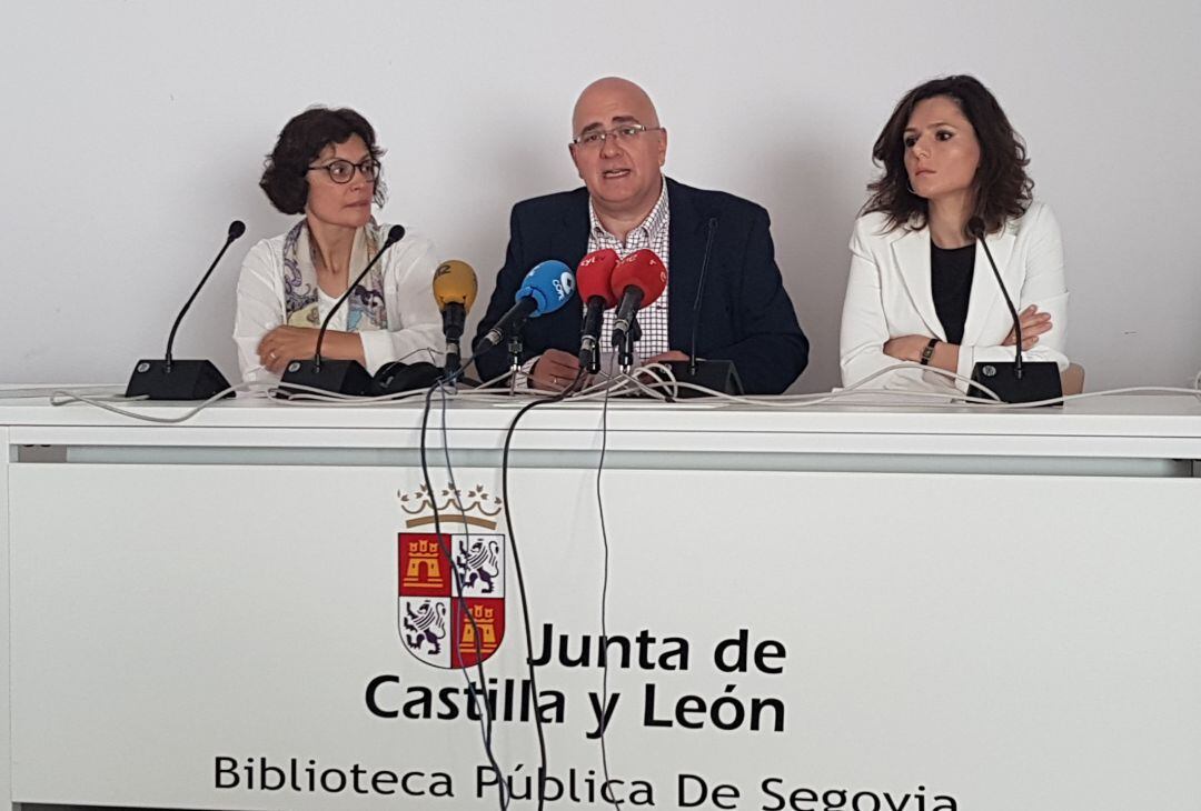 El presidente de los libreros de Segovia, Guillermo Herrero, con la diputada Sara Dueñas, y la concejala  de cultura Marifé Santiago