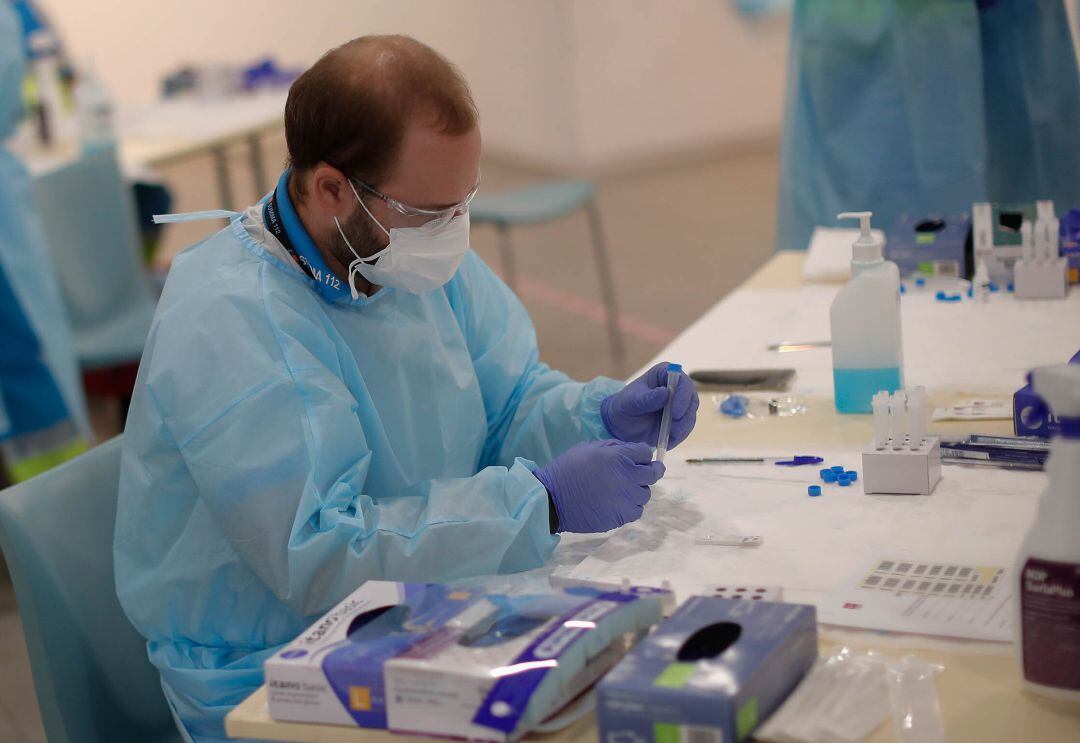 Un profesional de Enfermería de Atención Primaria durante la realización de una prueba contra el COVID