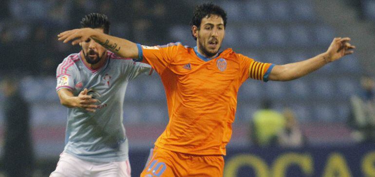 El centrocampista del Valencia Parejo trata de escapar de Nolito, del Celta, durante el partido de Liga en Primera División que han disputado en Balaídos.