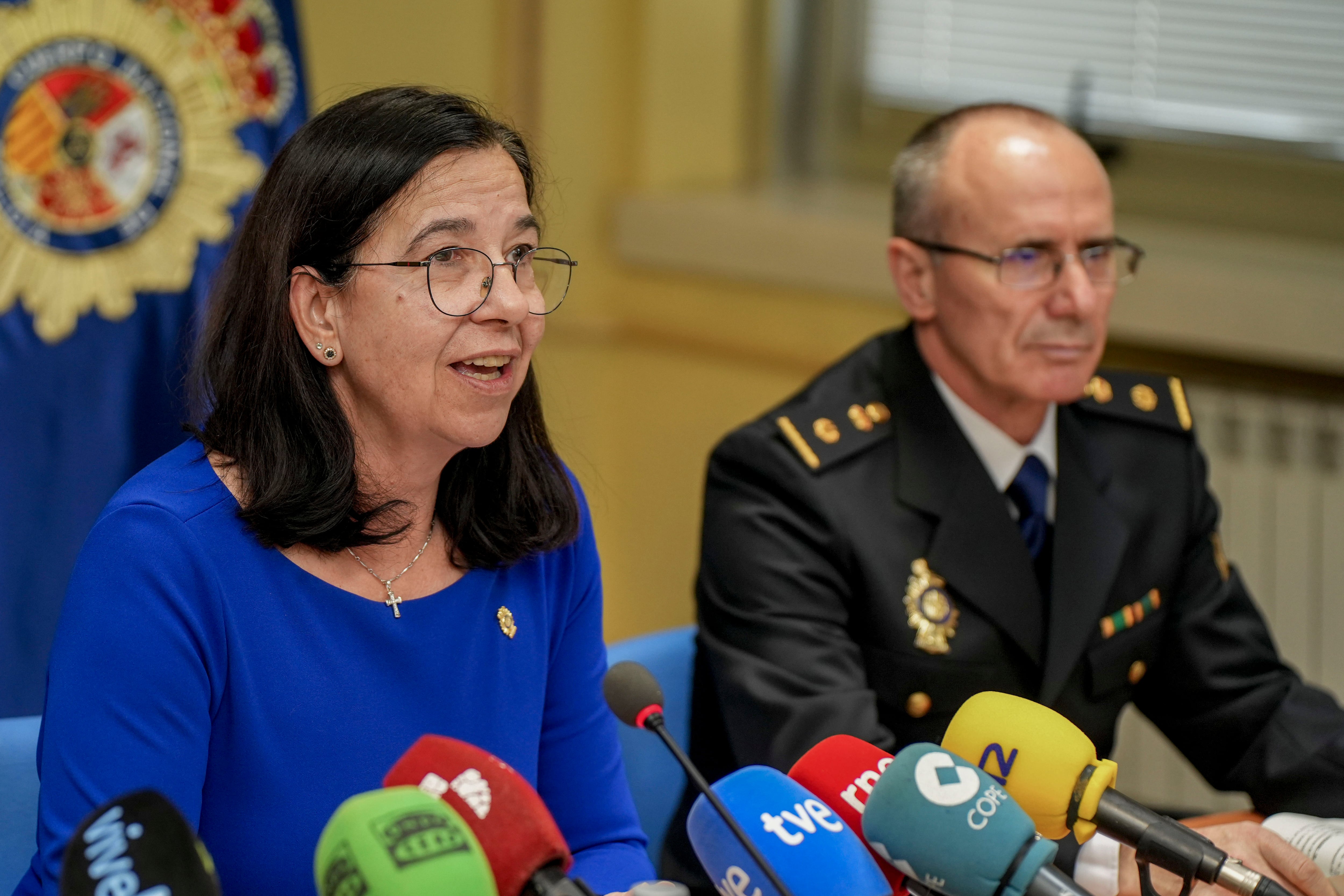 La Sudelegación del Gobierno en Valladolid y la Policía Nacional presentan en una rueda de prensa una operación de desarticulación de una organización con base en Valladolid que se dedicaba a estafar con la modalidad del hijo en apuros y por la que han sido detenidas 14 personas e investigado a otras 8 en diferentes localidades de España .