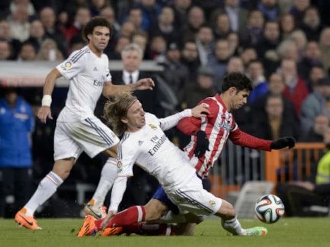 Diego Costa y Luka Modric pugnan por un balón durante el encuentro entre el Atlético de Madrid y el Real Madrid.