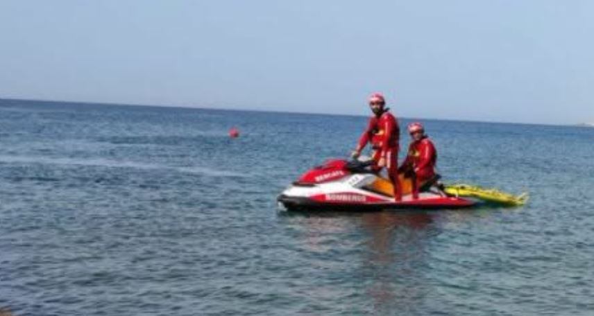 Bomberos de La Graciosa buscando a un desaparecido en el norte de Lanzarote.
