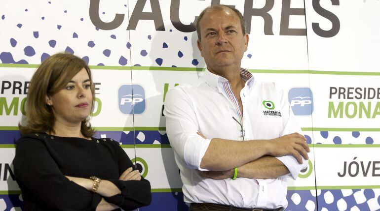 Soraya Sáenz de Santamaría y José Antonio Monago en un acto de campaña.