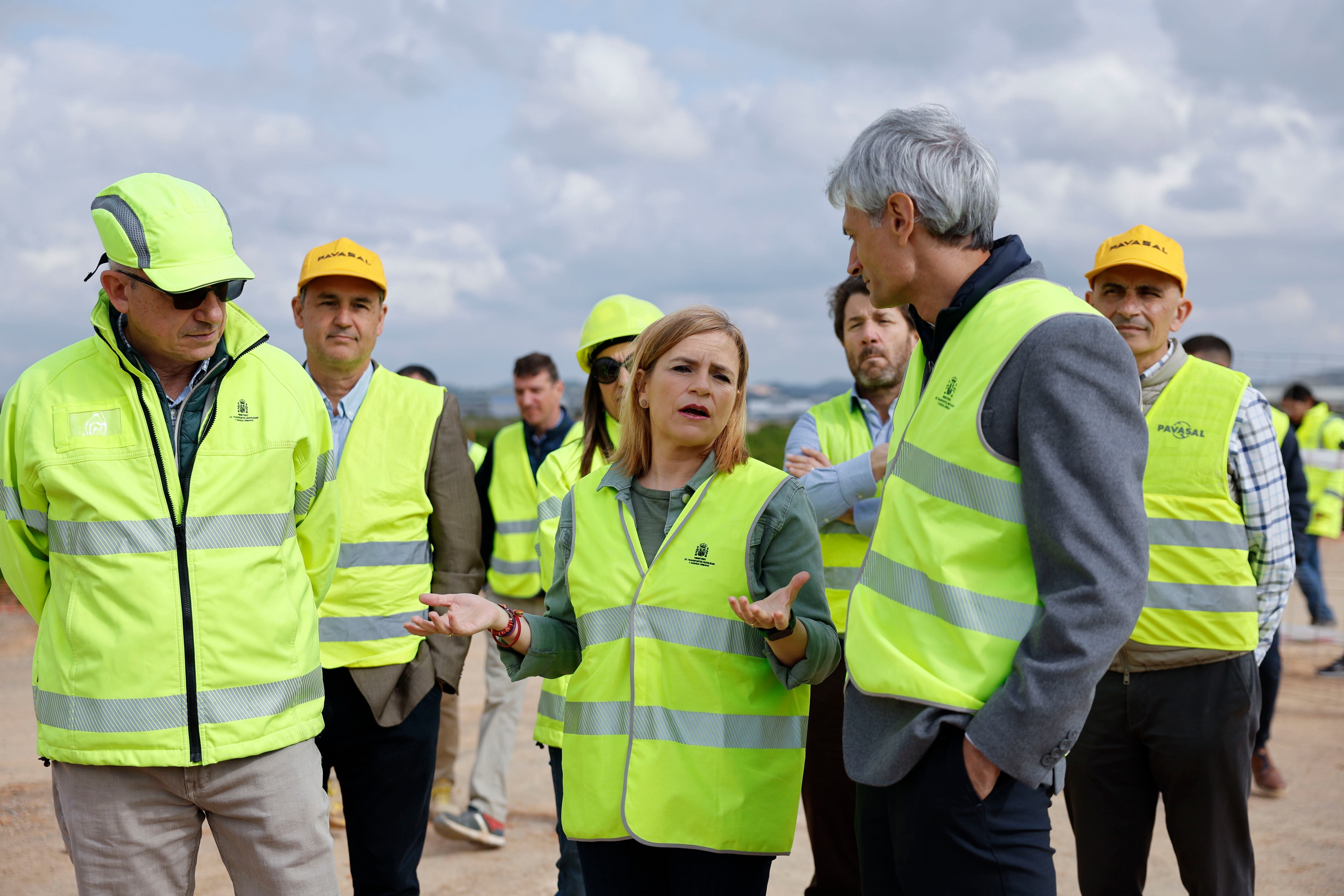QUART DE POBLET (VALENCIA), 30/04/2025.- La delegada del Gobierno en la Comunitat Valenciana, Pilar Bernabé, visita las obras de emergencia para la reconstrucción de los puentes de la A-7 sobre el barranco del Poyo en el termino municipal de Quart de Poblet que colapsaron por la DANA.