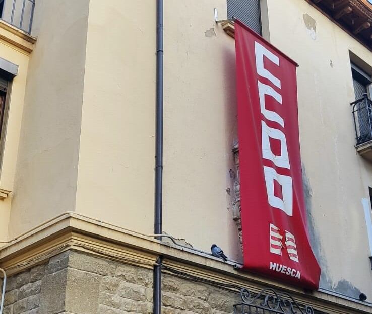 Pancarta de CC.OO en la sede del sindicato tapando la imagen