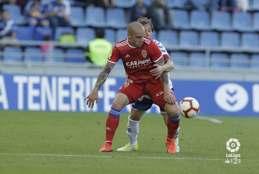 Jorge Pombo controla un balón ante la presencia de un defensor del Tenerife