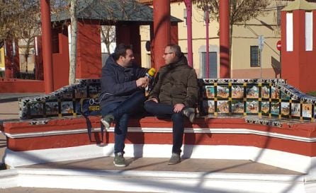 Carlos Abengózar y Paco Atienza en la biblioteca del parque Cervantes