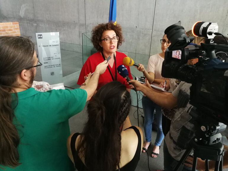 La consellera liberal Judith Pallarés atén la premsa per donar la seva opinió al respecte de la gestió que s'ha dut a terme amb l'edifici The Cloud