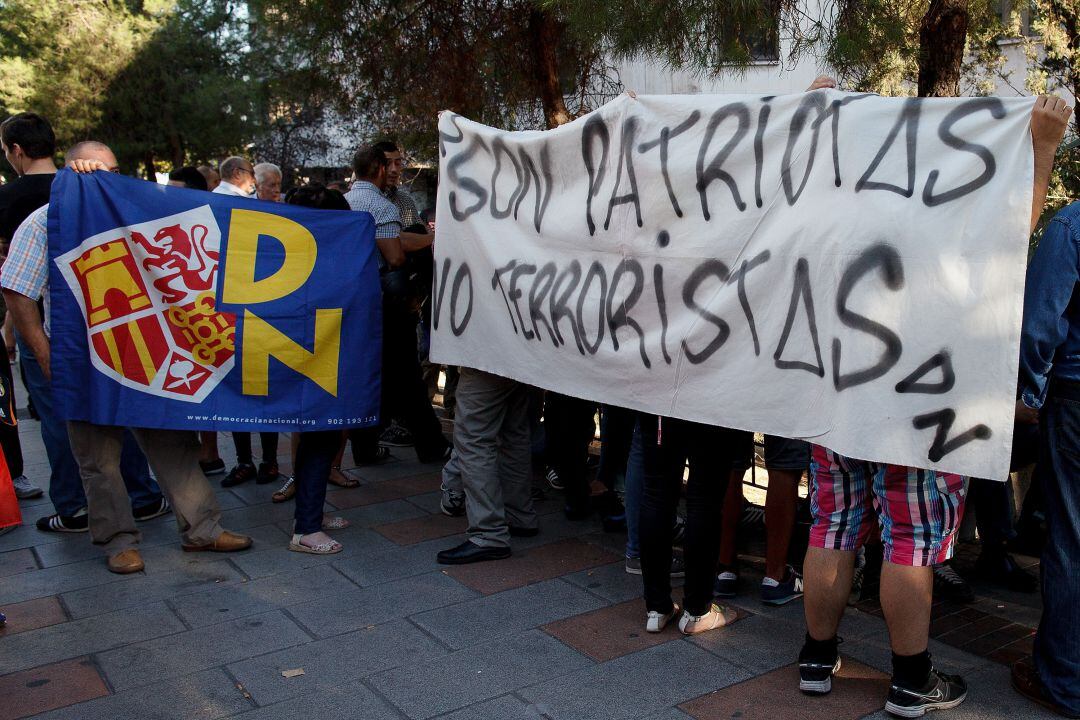 Un grupo de apoyo a los asaltantes al centro cultural a Blanquerna en una imagen de archivo de 2013. 