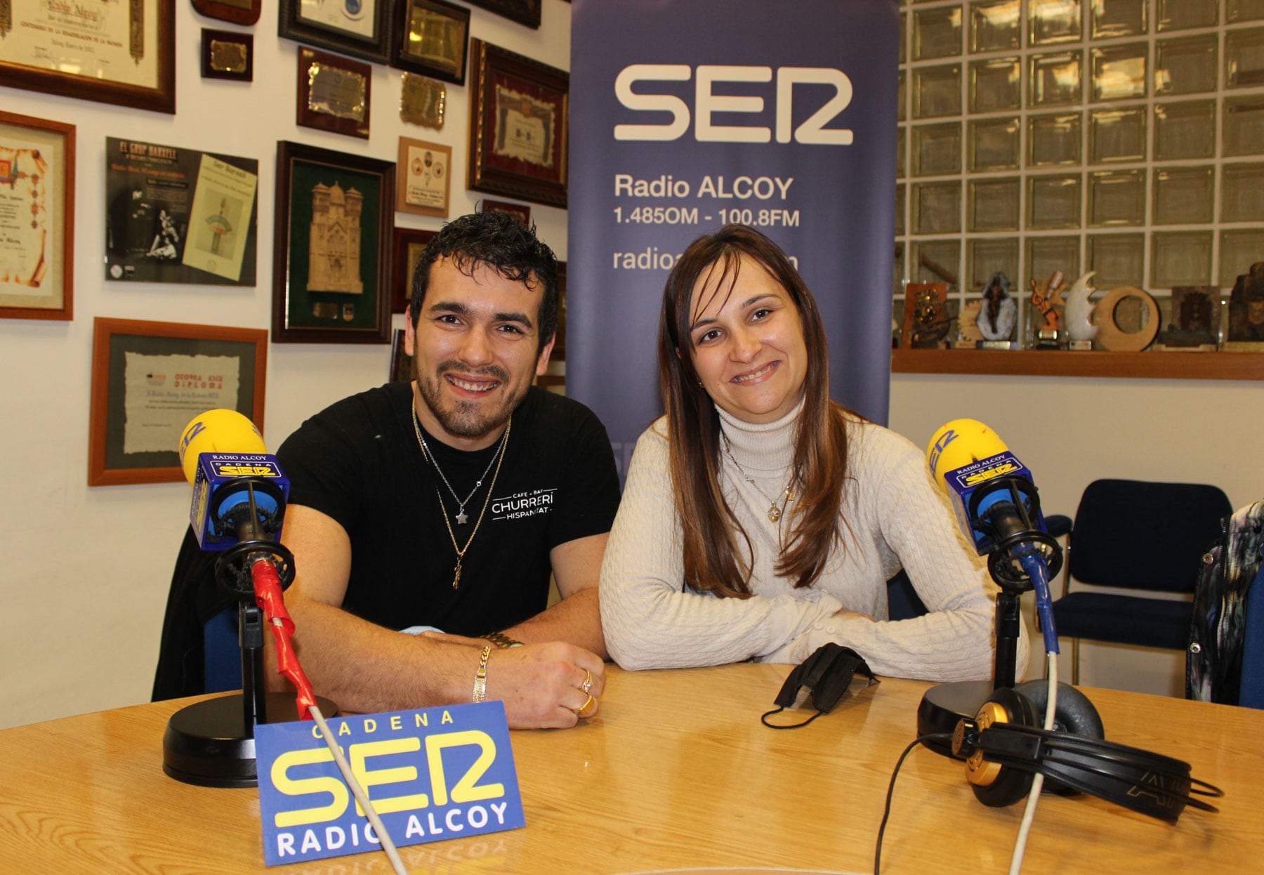 Antonio y Estefanía Herrera en el estudio central de Radio Alcoy