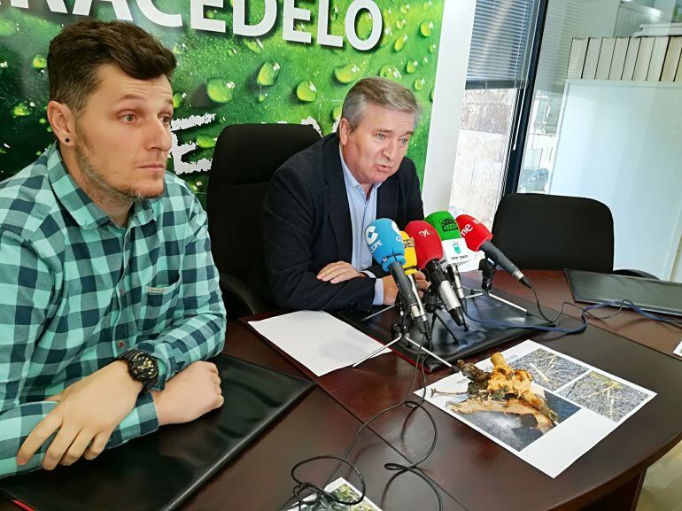 El alcalde de Carracedelo, Raúl Valcarce junto al concejal de Acción Rural, Daniel Franco