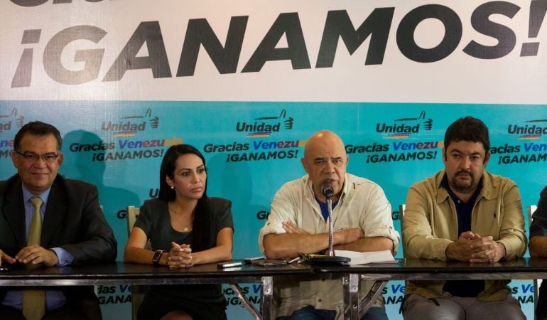 Los diputados electos venezolanos Enrique Márquez y Delsa Solorzano, junto a Jesús Torrealba, secretario ejecutivo de la Mesa de la Unidad Democrática, y Roberto Marrero, abogado del líder opositor encarcelado Leopoldo López.