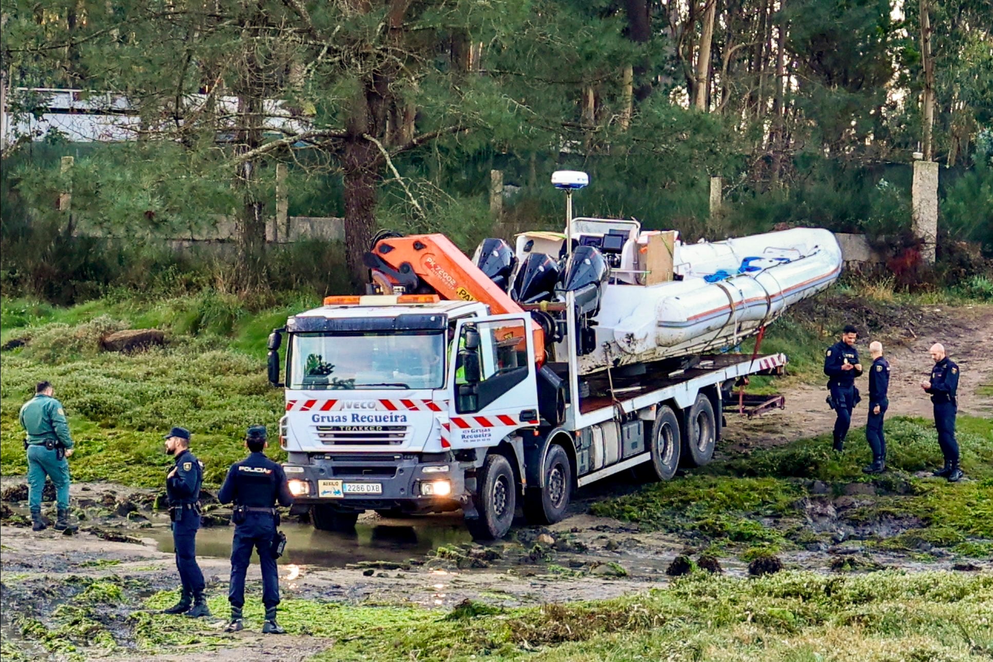 VILANOVA DE AROUSA(PONTEVEDRA), 15/01/2025.- Al menos siete personas han sido detenidas en el marco de un operativo contra el narcotráfico, en el que también se ha aprehendido una &quot;importante&quot; cantidad de cocaína, y que ha sido desarrollado esta madrugada de modo conjunto por agentes de la Guardia Civil y la Policía Nacional en Vilanova de Arousa (Pontevedra). Fuentes de la investigación han confirmado a EFE que entre el material confiscado estaría una planeadora de tres motores, en la imagen, que apareció varada en la zona de Rego do Alcalde, el mismo sitio en el que la pasada Nochebuena abandonaron otra embarcación de similares características.
