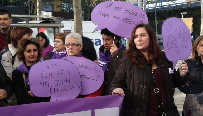 Una concentració per denunciar la violència de gènere.
