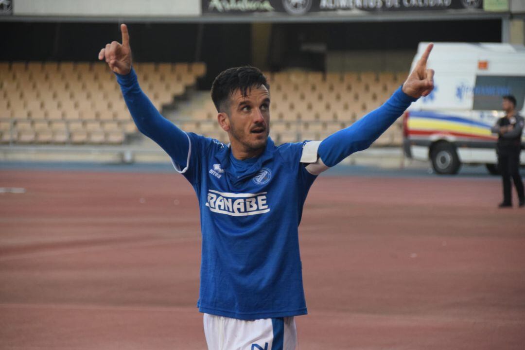 Antonio Bello celebrando en Chapín su gol ante el Utrera