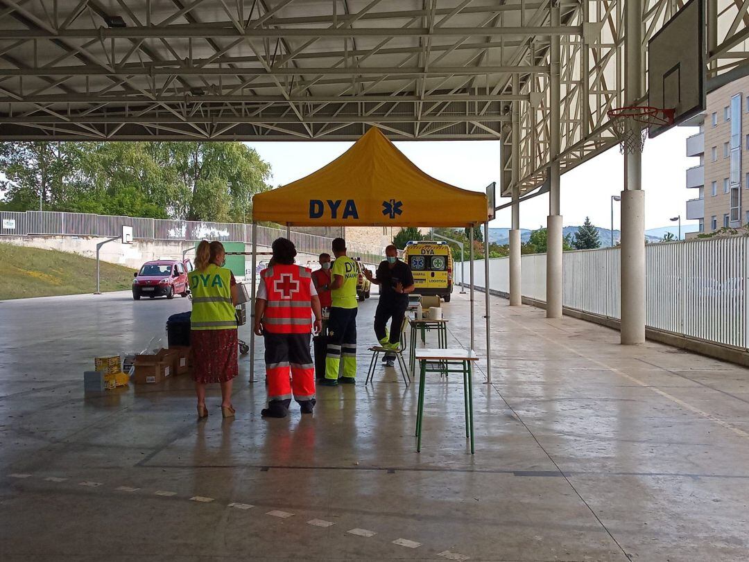 Personal de DYA y Cruz Roja en el barrio pamplonés de Mendillorri, donde se van a realizar pruebas de PCR a los jóvenes de entre 17 y 28 años por un brote de Covid-19.