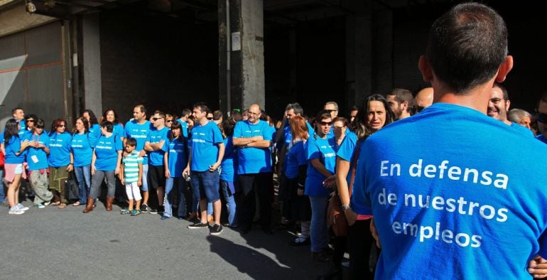 GRA075 BASAURI (BIZKAIA), 19/10/2014.- Exempleados de la fábrica de Edesa de Basauri (Bizkaia), durante una concentración celebrada frente a la factoría para denunciar que la mayor parte de los exempleados cumple ya un año en paro como consecuencia del cierre de las plantas de Fagor Electrodomésticos y Edesa. EFE/Luis Tejido