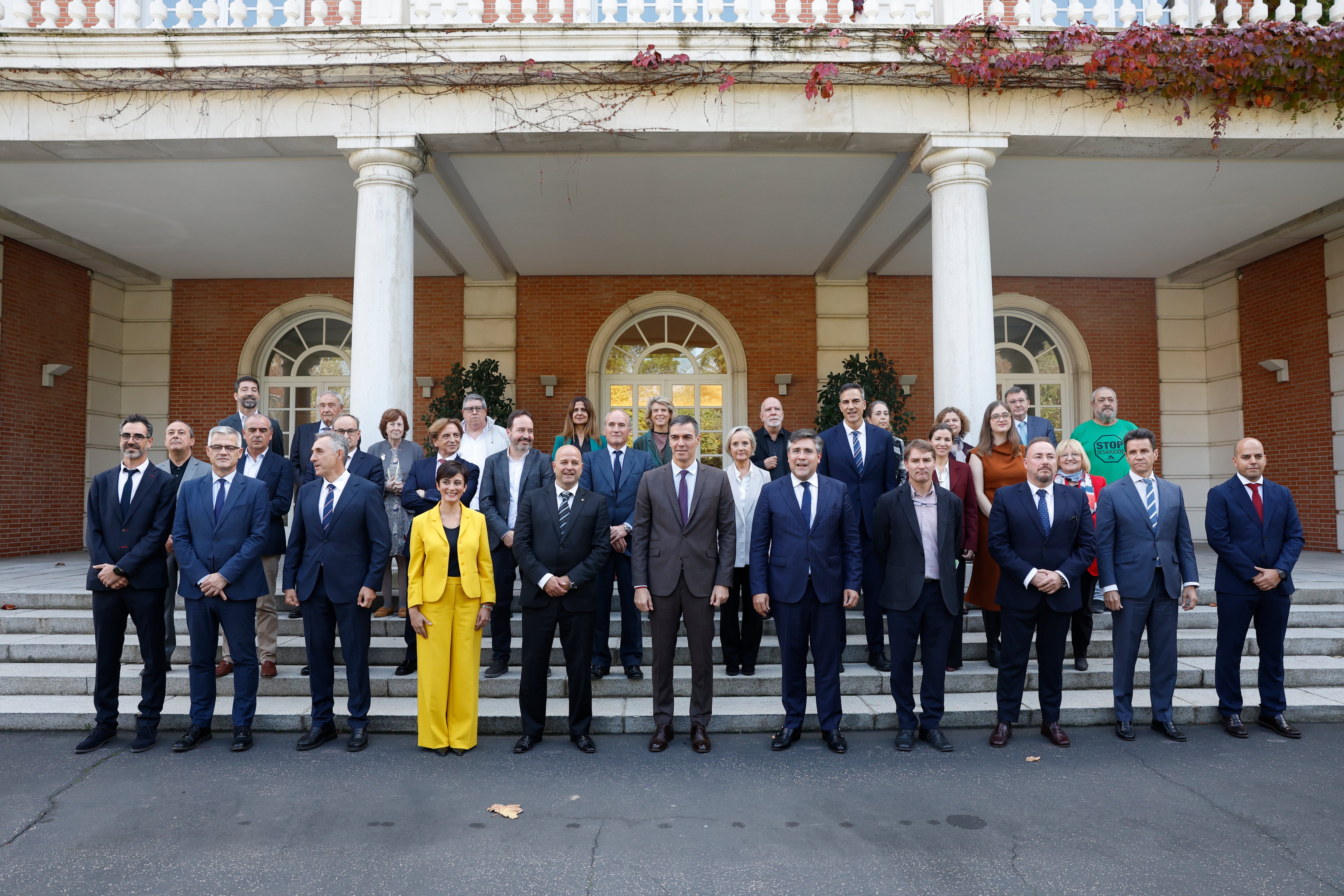 El presidente del Gobierno, Pedro Sánchez (c), mantiene un encuentro con organizaciones sociales y representantes del sector de la vivienda, a la que también acude la ministra del ramo, Isabel Rodríguez (4i), en el Palacio de la Moncloa en Madrid