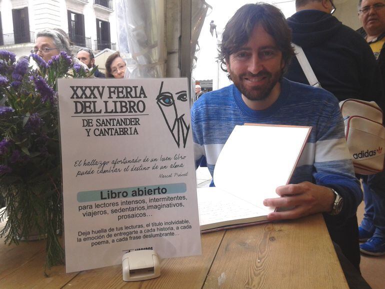 Daniel Sánchez Arévalo firmando en el &quot;libro abierto&quot; de la Feria del libro de Santander y Cantabria.