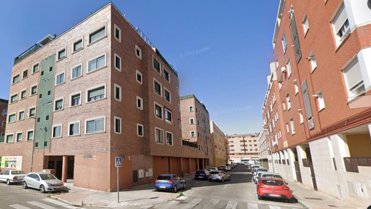 David Conde, alcalde de Valdemoro, y Jesús Paniagua, presidente de ACUSVAL, hablan sobre la prevención de okupación en el barrio de El Caracol.