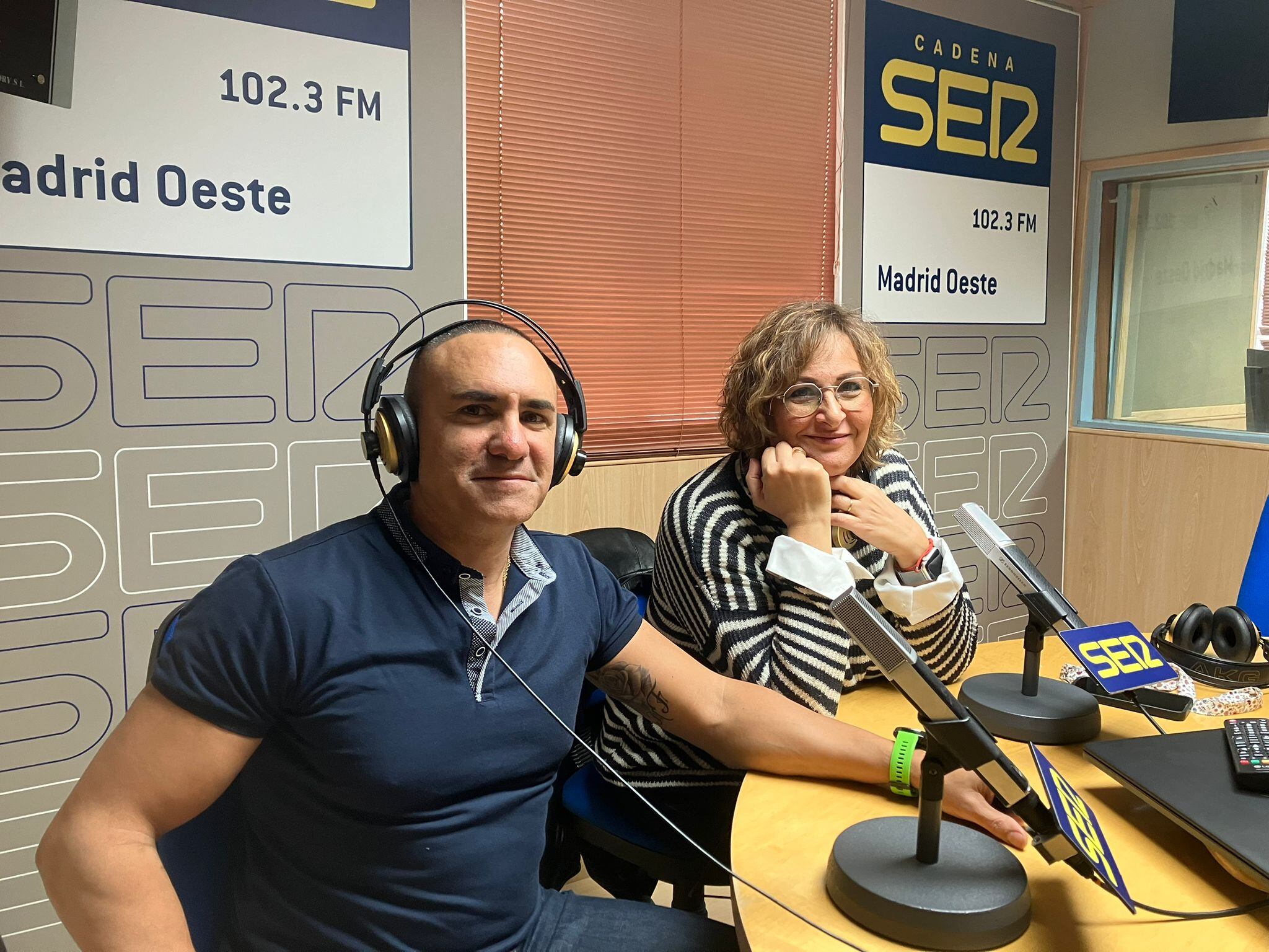 Sergio de Diego y Lola Ginarte en los estudios de Ser Madrid Oeste.