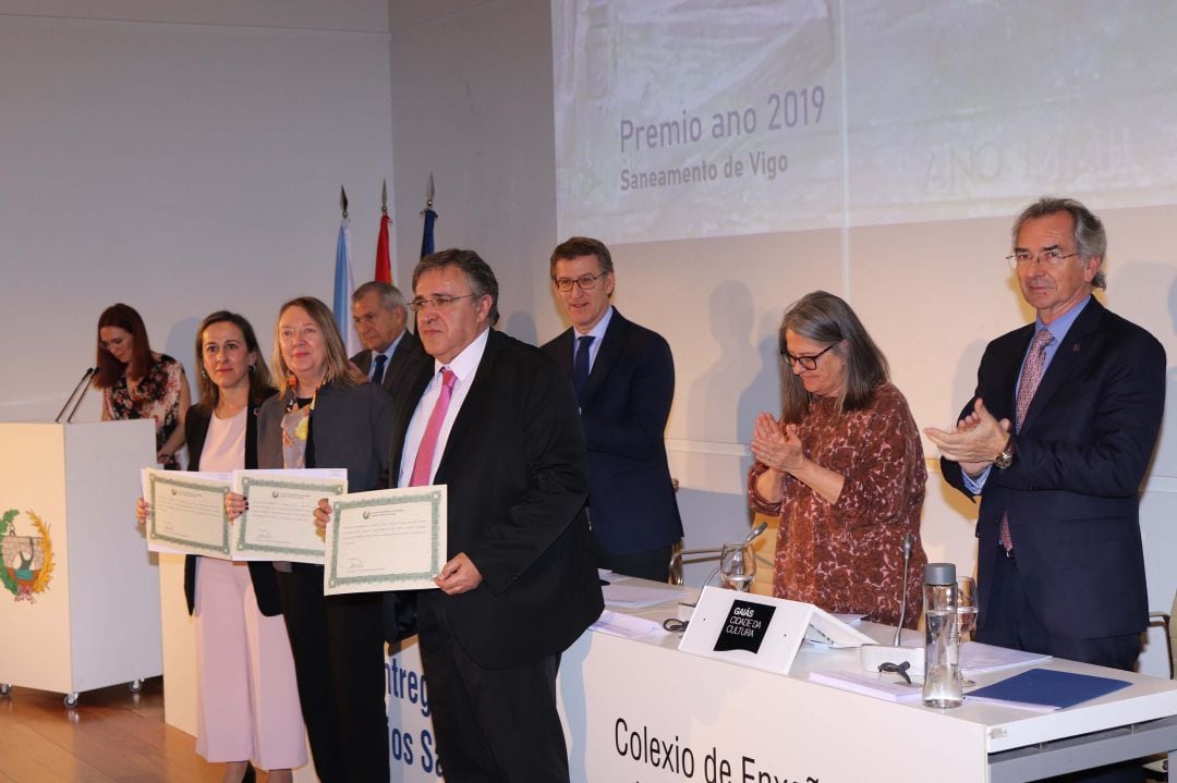 Momento de la entrega de los diplomas a los implicados en la construcción de la Depuradora