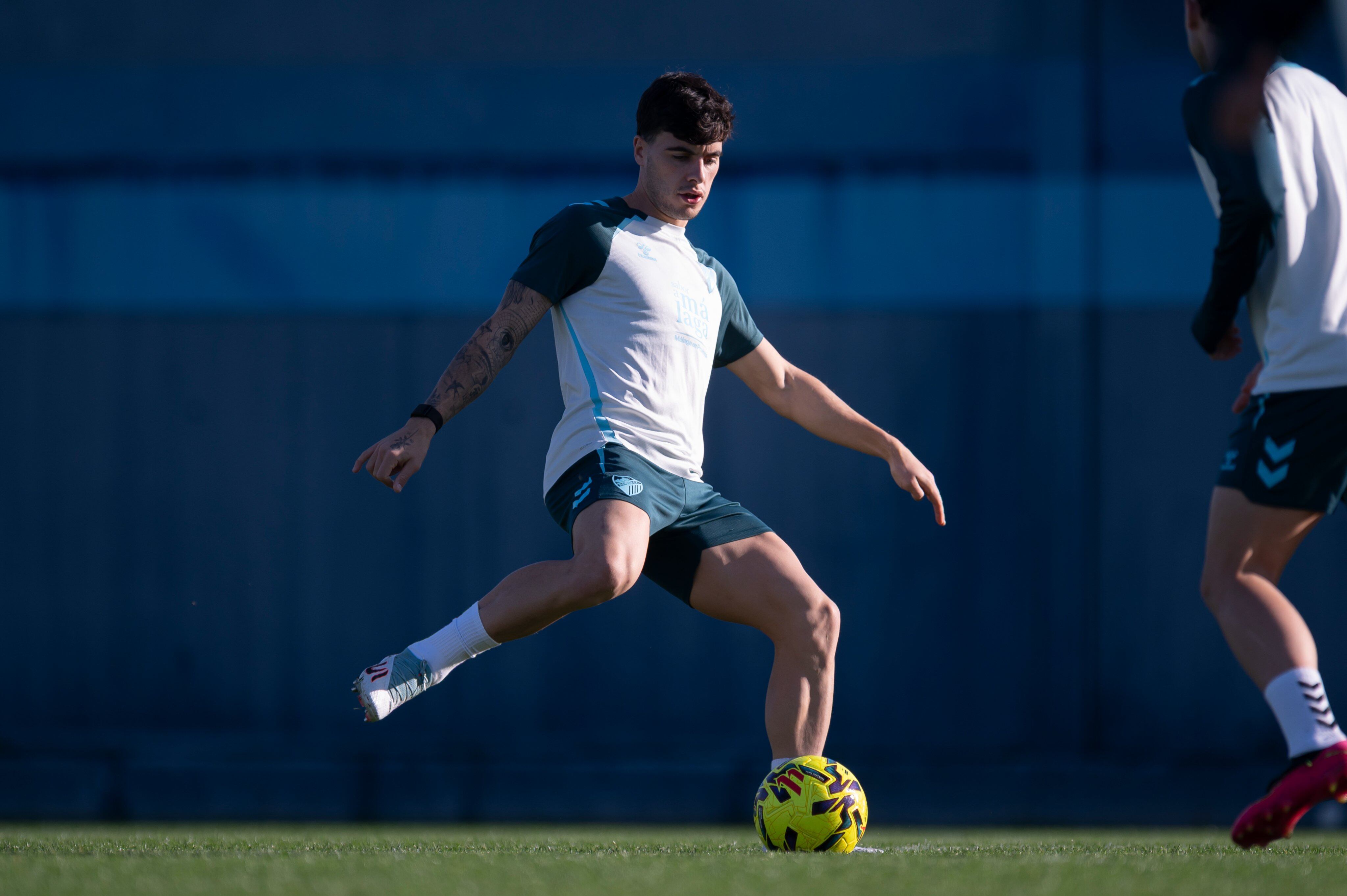 Julen Lobete intenta un pase en un entrenamiento