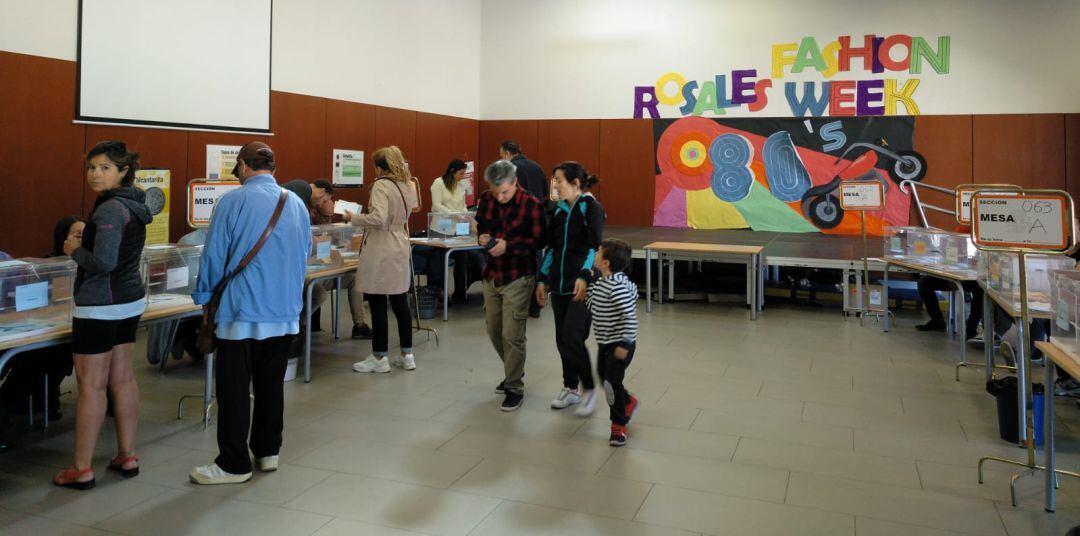 Primeros votantes en el colegio electoral de Rosales del Canal, en Zaragoza. 