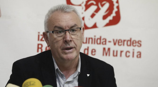 El coordinador federal de Izquierda Unida, Cayo Lara, durante la rueda de prensa que ha ofrecido este martes en Murcia