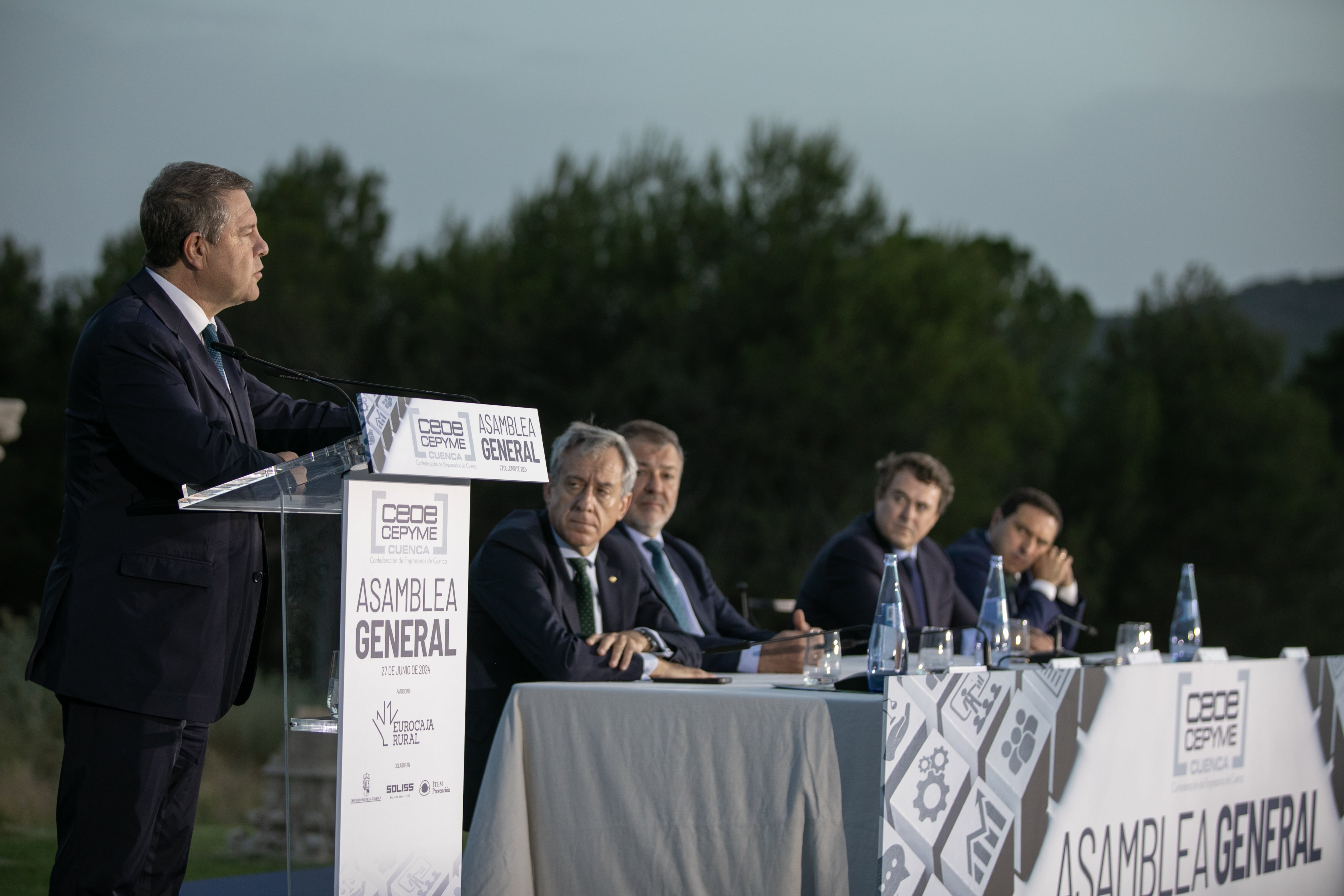 El presidente de Castilla-La Mancha durante su intervención en la clausura de la asamblea de CEOE CEPYME Cuenca